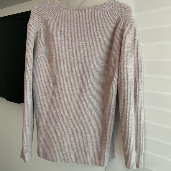 V neck longsleeve sweater 
Color: soft pink
Size: XS - Picture 3 of 4